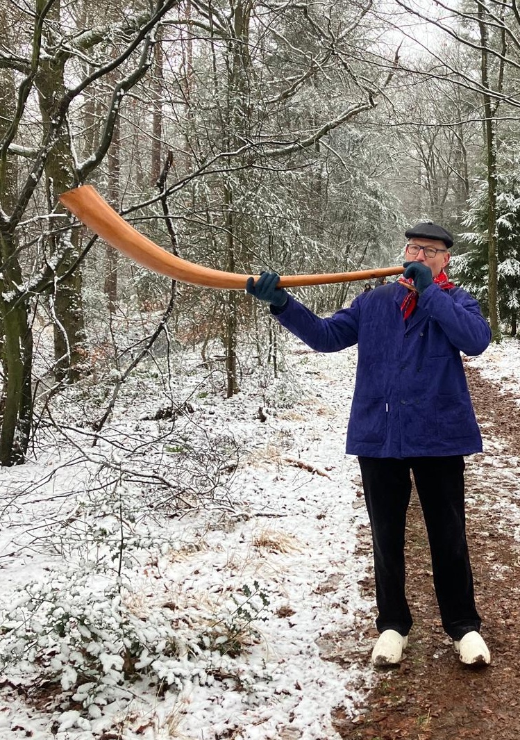 Midwinterhoornblazer John in actie in de sneeuw